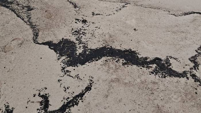 Schwarze Klumpen am polnischen Ostseestrand: Was genau da angespült wurde, kann nicht einmal ein Labor sagen.