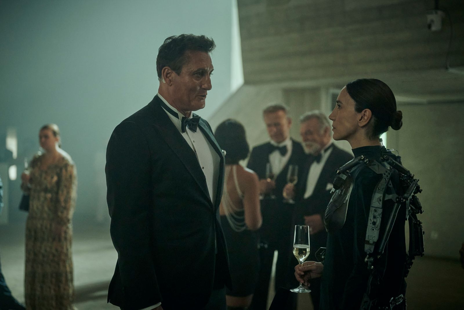 Sci-Fi-Thrillerserie „Droneland“ nach dem Roman „Drohnenland“ von Tom Hillenbrand bei Magenta TV: Ex-Soldat Aart Westerfeld (Oliver Masucci) lässt sich von Europol-Chefin Katarina Kush (Sibel Kekilli) zu einem heiklen Auftrag überreden. (Bild: ©Iris Productions/Syrreal Cats/Iris Productions Deutschland/Topkapi Series/Enter Film/Felix Abraham)