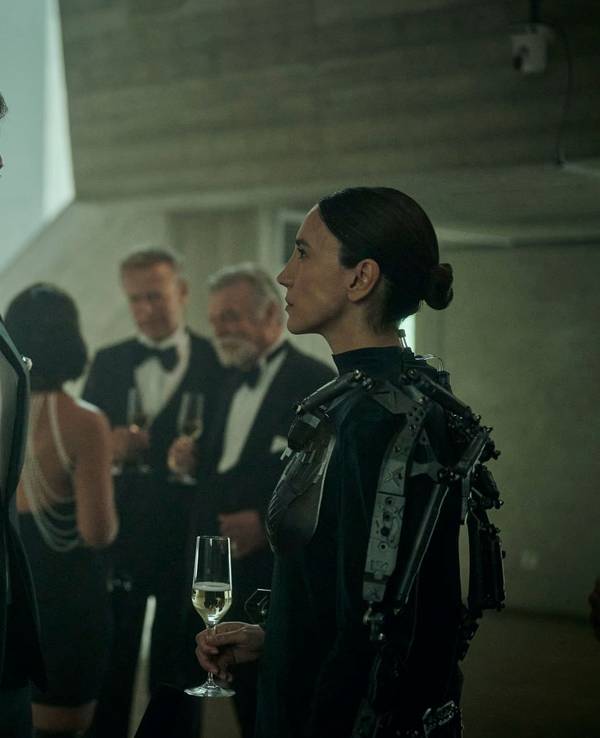 Sci-Fi-Thrillerserie „Droneland“ nach dem Roman „Drohnenland“ von Tom Hillenbrand bei Magenta TV: Ex-Soldat Aart Westerfeld (Oliver Masucci) lässt sich von Europol-Chefin Katarina Kush (Sibel Kekilli) zu einem heiklen Auftrag überreden. (Bild: ©Iris Productions/Syrreal Cats/Iris Productions Deutschland/Topkapi Series/Enter Film/Felix Abraham)