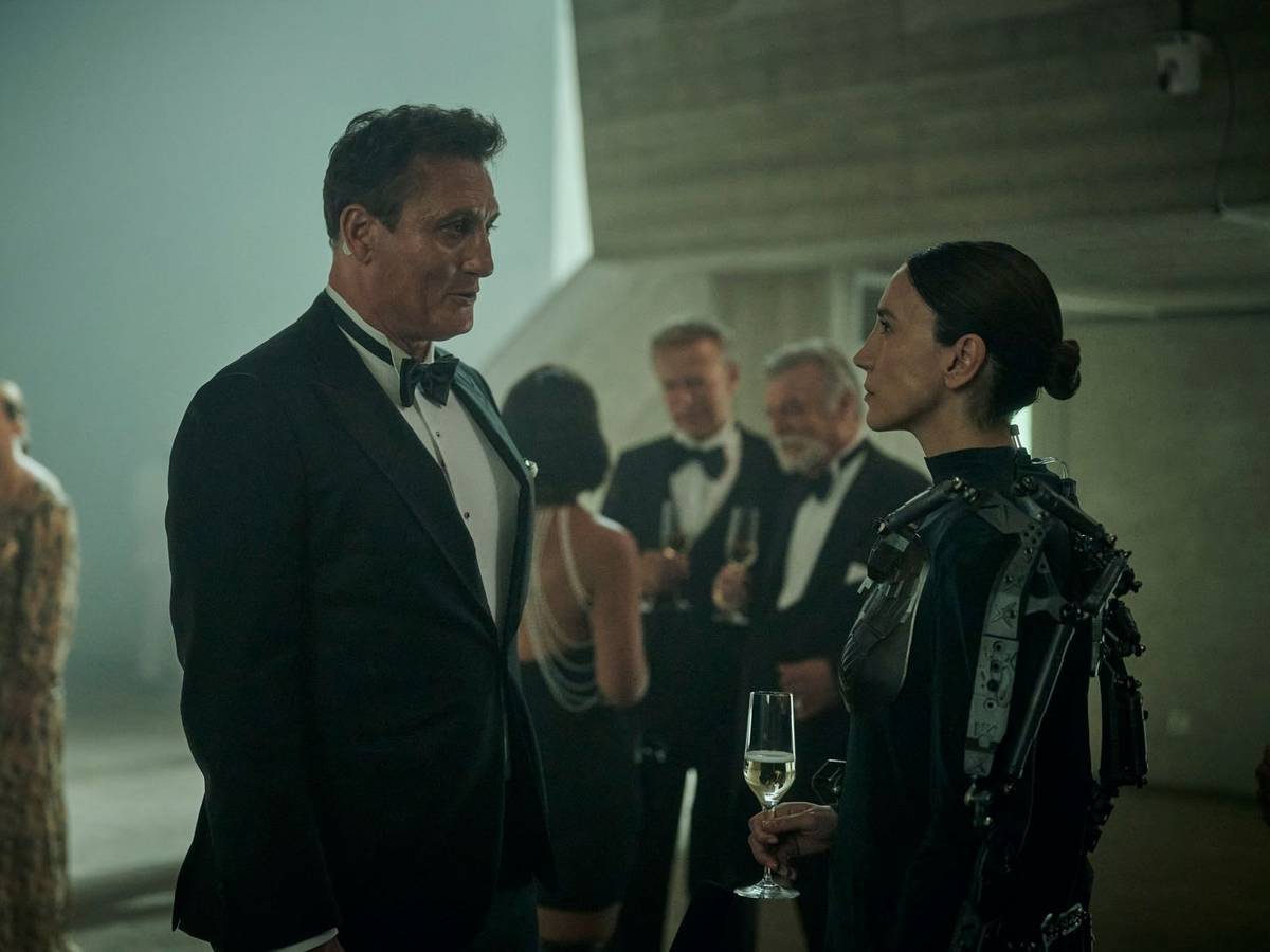 Sci-Fi-Thrillerserie „Droneland“ nach dem Roman „Drohnenland“ von Tom Hillenbrand bei Magenta TV: Ex-Soldat Aart Westerfeld (Oliver Masucci) lässt sich von Europol-Chefin Katarina Kush (Sibel Kekilli) zu einem heiklen Auftrag überreden. (Bild: ©Iris Productions/Syrreal Cats/Iris Productions Deutschland/Topkapi Series/Enter Film/Felix Abraham)