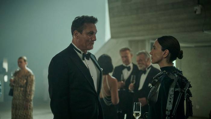 Sci-Fi-Thrillerserie „Droneland“ nach dem Roman „Drohnenland“ von Tom Hillenbrand bei Magenta TV: Ex-Soldat Aart Westerfeld (Oliver Masucci) lässt sich von Europol-Chefin Katarina Kush (Sibel Kekilli) zu einem heiklen Auftrag überreden. (Bild: ©Iris Productions/Syrreal Cats/Iris Productions Deutschland/Topkapi Series/Enter Film/Felix Abraham)