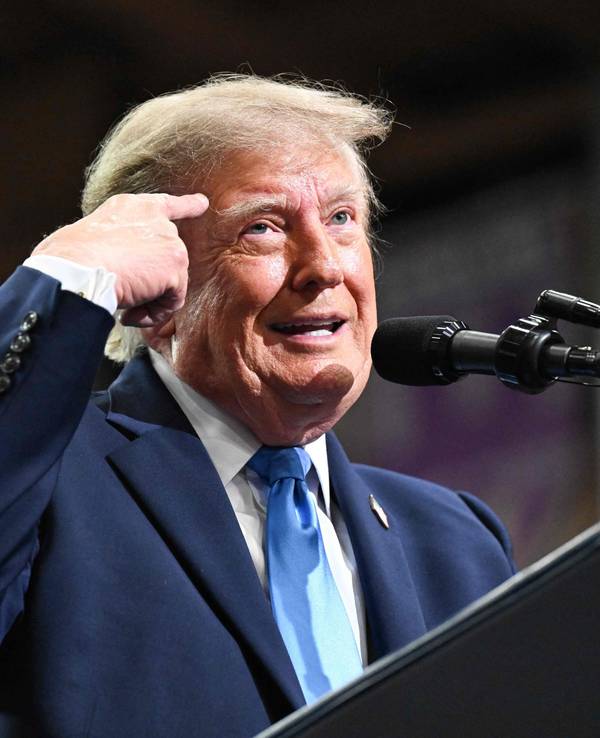 Präsident Trump bei einer Wahlkampfveranstaltung in Ohio am 3. Oktober: Trump sprach unerwartet offen über seine Medikamente.