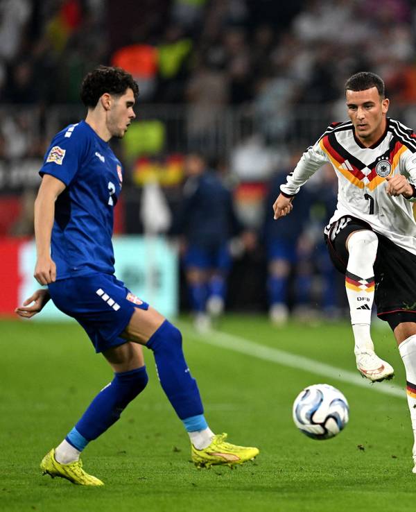 Said El Mala passt den Ball und Kosta Nedeljković schaut zu.