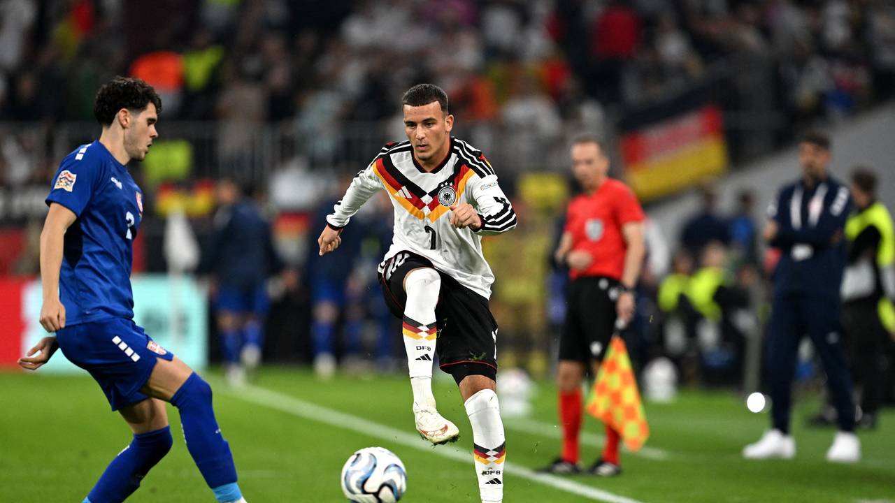 Said El Mala passt den Ball und Kosta Nedeljković schaut zu.