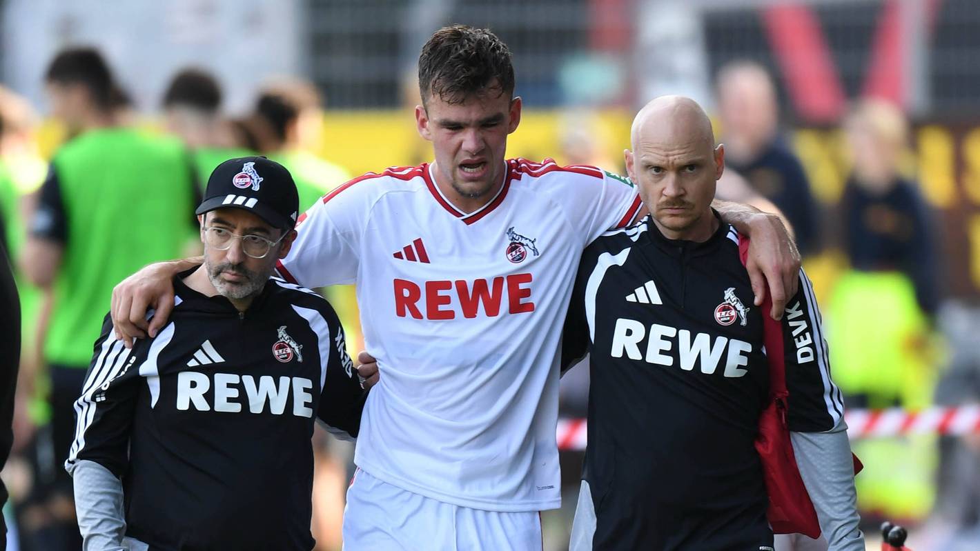 Thijs Dallinga wird verletzt vom Feld geführt.