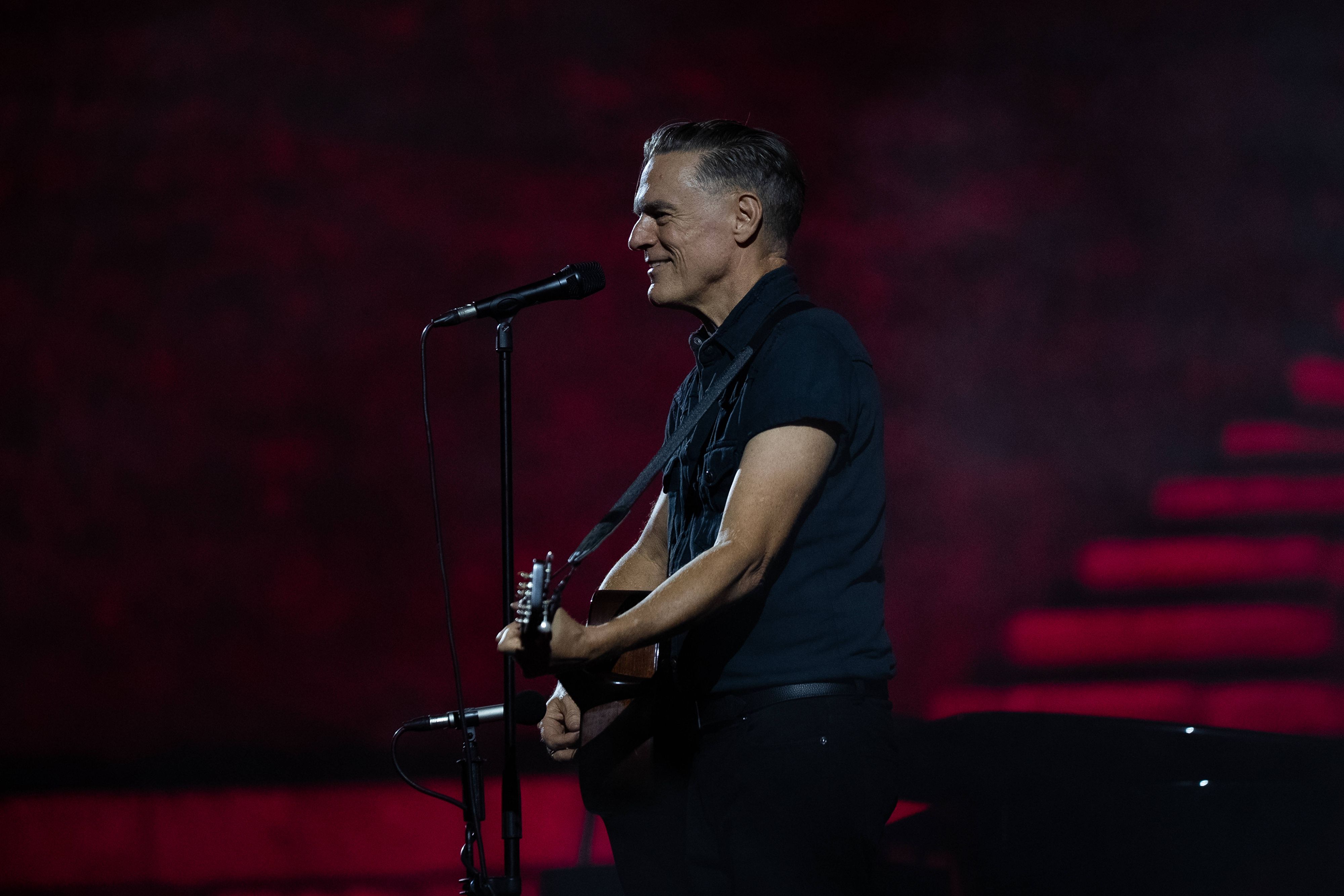 Bryan Adams steht beim Auftritt auf der Bühne.