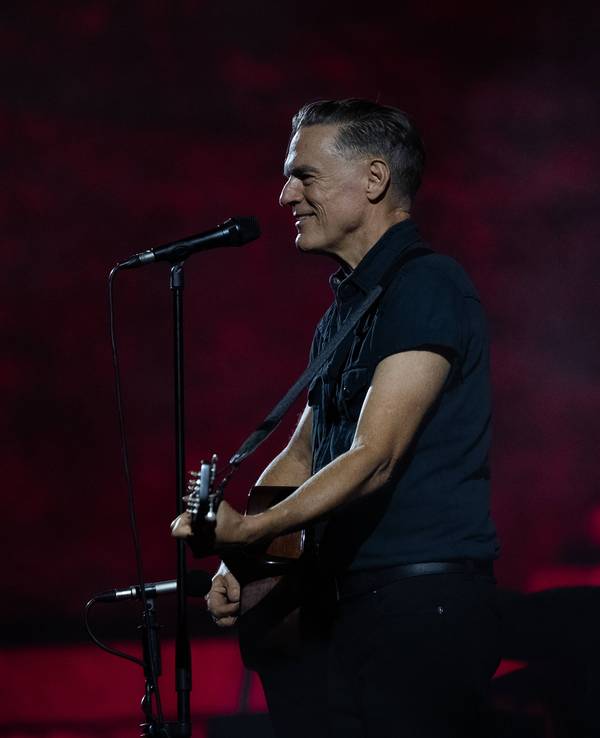 Bryan Adams steht beim Auftritt auf der Bühne.
