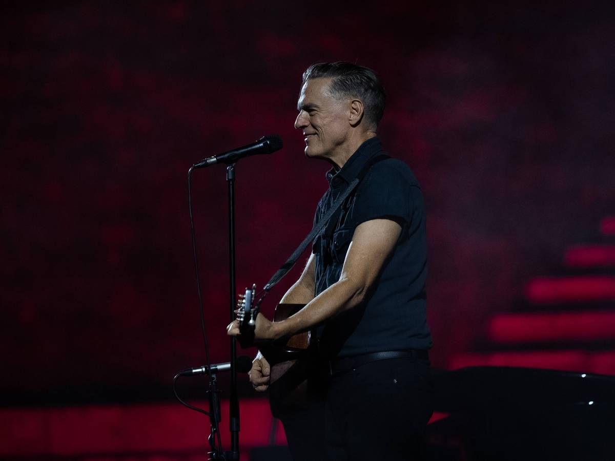 Bryan Adams steht beim Auftritt auf der Bühne.