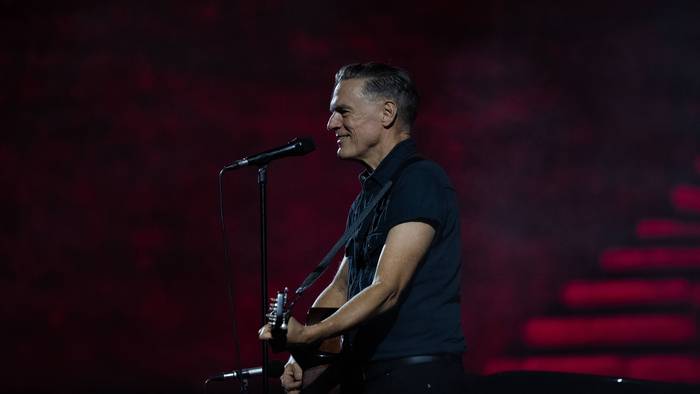 Bryan Adams steht beim Auftritt auf der Bühne.