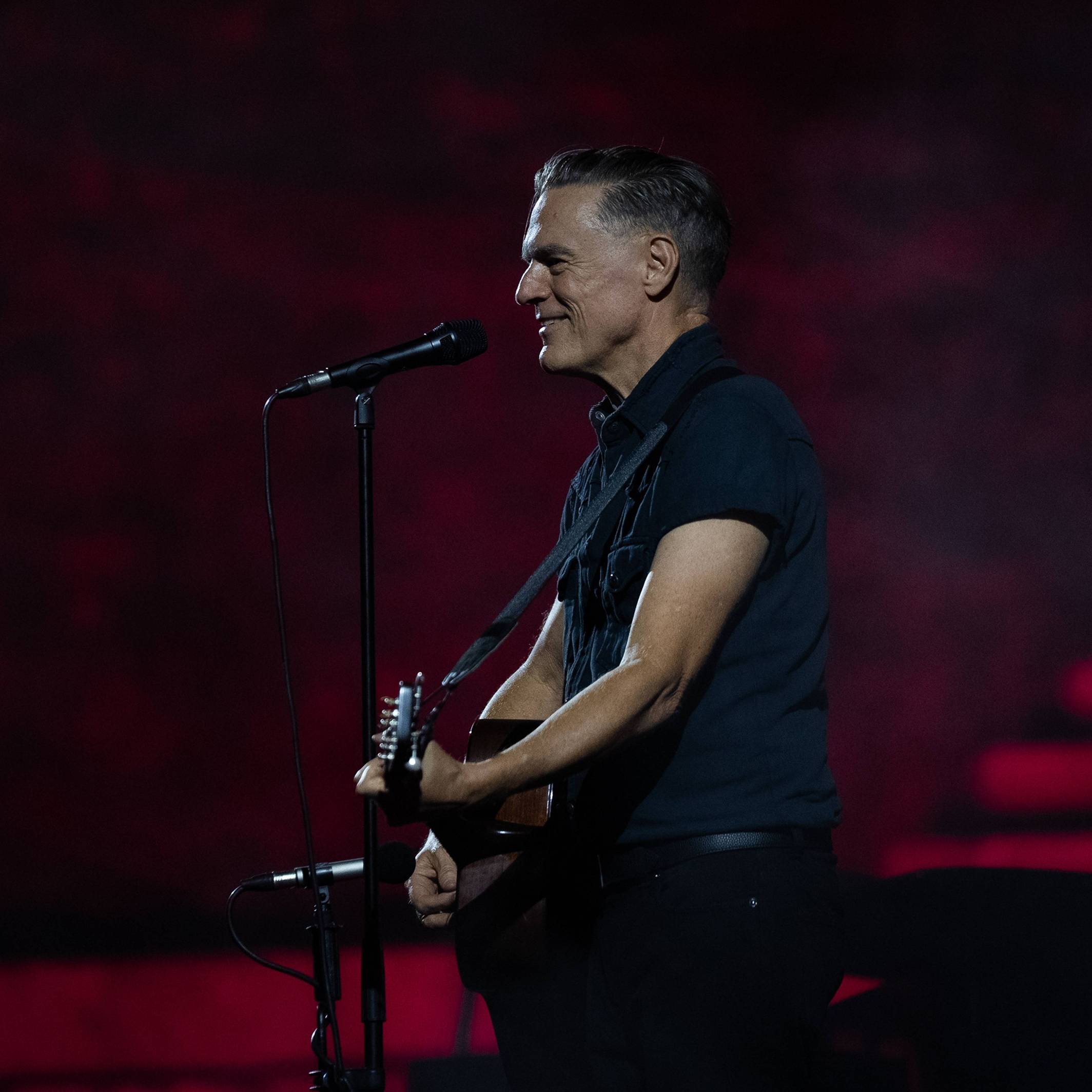 Bryan Adams steht beim Auftritt auf der Bühne.