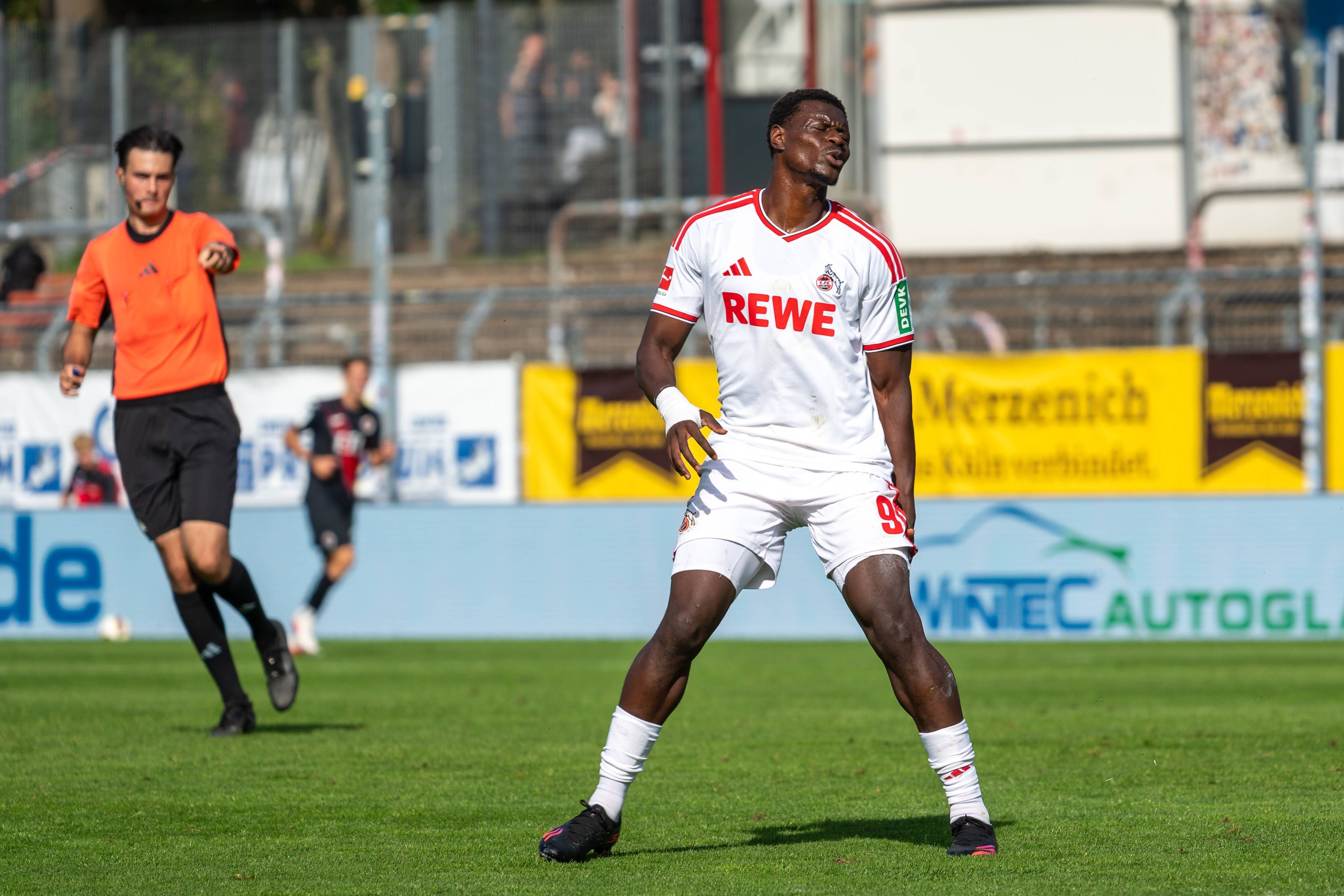 FC-Stürmer Ragnar Ache hält sich schmerzverzerrt den Oberschenkel.