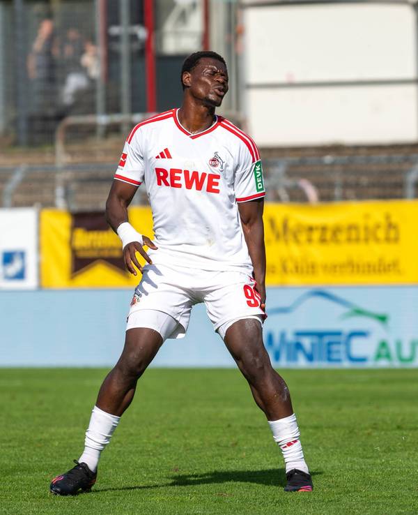FC-Stürmer Ragnar Ache hält sich schmerzverzerrt den Oberschenkel.