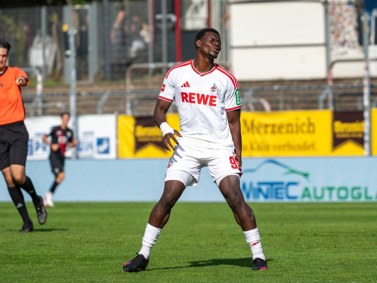 FC-Stürmer Ragnar Ache hält sich schmerzverzerrt den Oberschenkel.