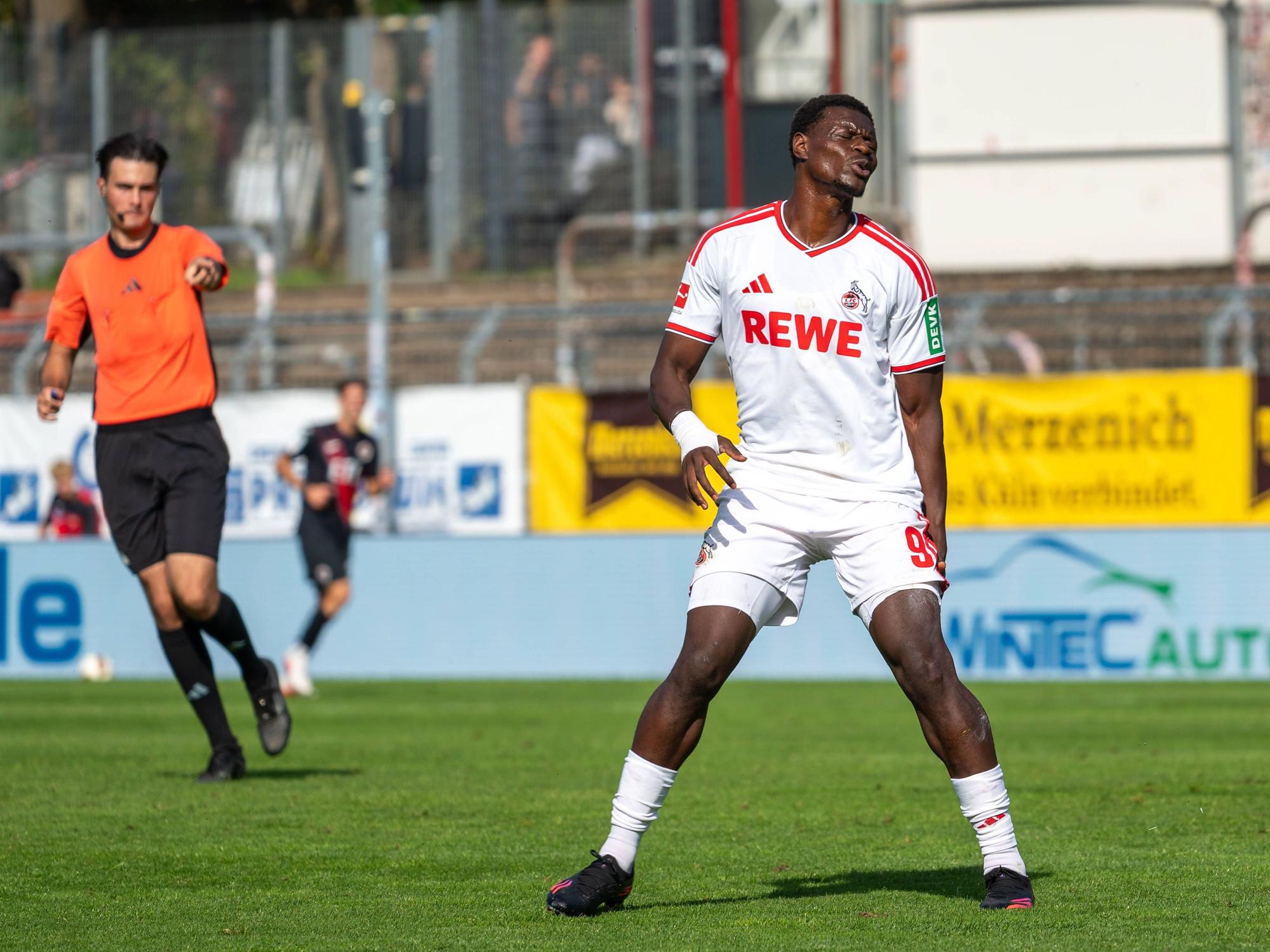 FC-Stürmer Ragnar Ache hält sich schmerzverzerrt den Oberschenkel.