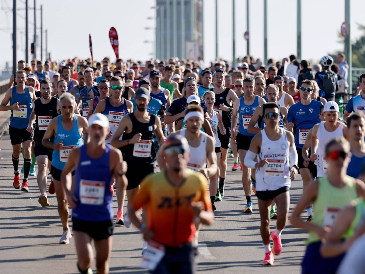 Zahlreiche Teilnehmer des „Generali Köln Marathon“ laufen über die Deutzer Brücke.