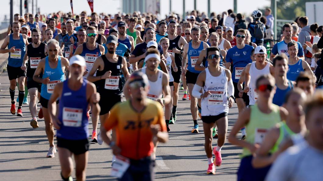Zahlreiche Teilnehmer des „Generali Köln Marathon“ laufen über die Deutzer Brücke.