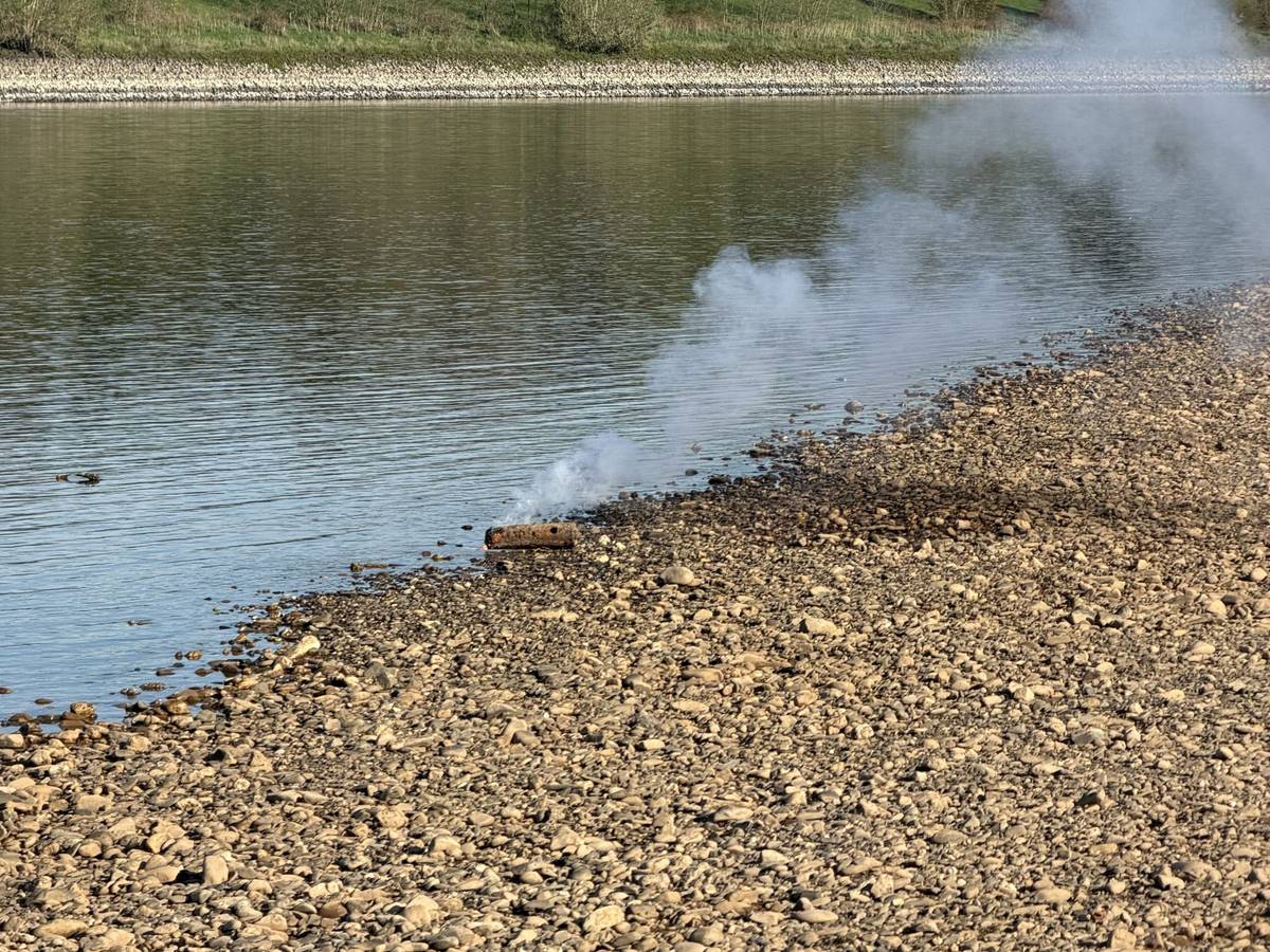 Brennende Phosphor-Brandbombe am Rheinufer in Neuss.