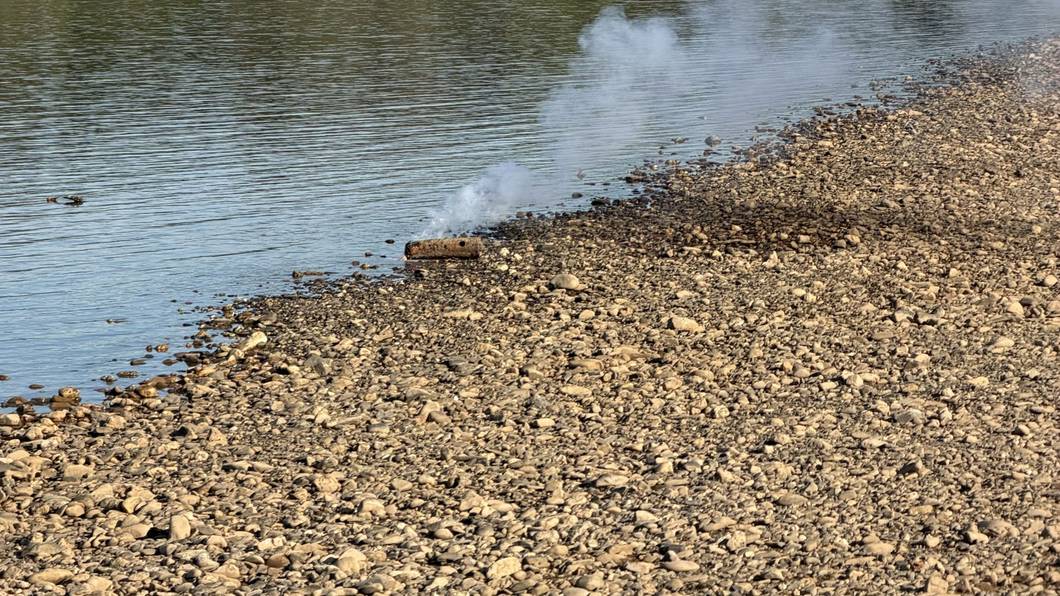 Brennende Phosphor-Brandbombe am Rheinufer in Neuss.
