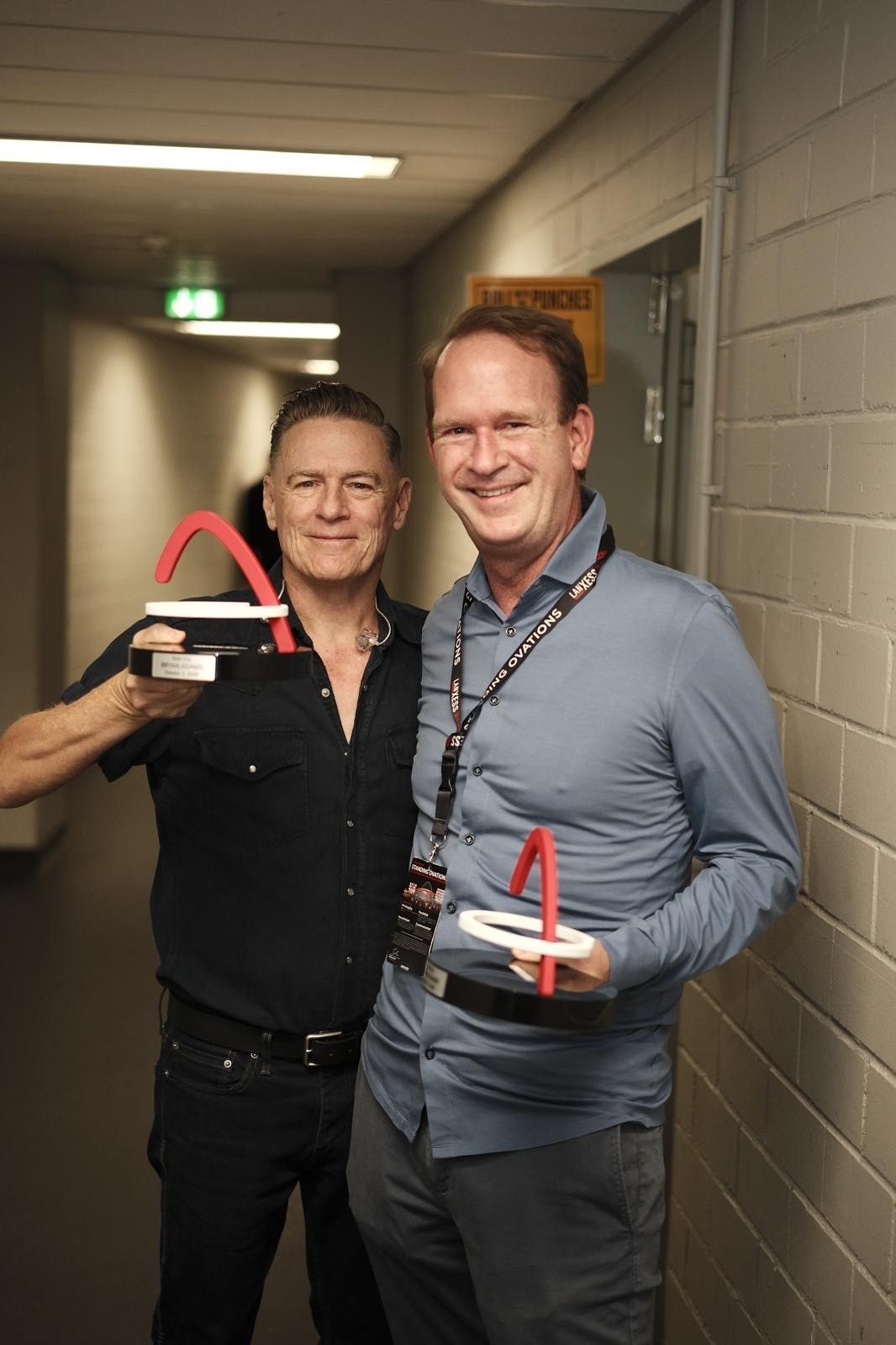 Bryan Adams mit Stefan Löcher bei der Award-Übergabe.