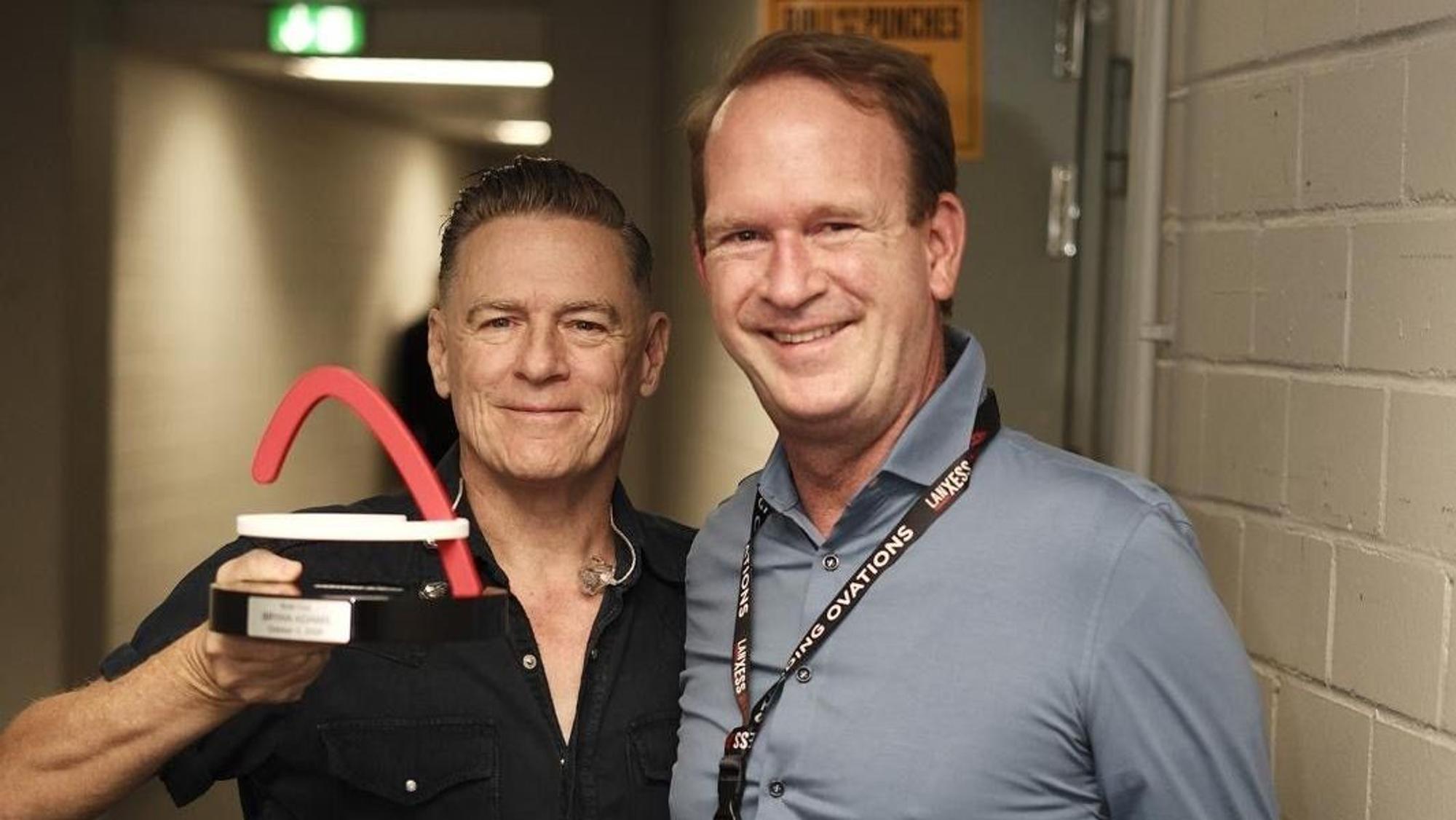 Bryan Adams mit Stefan Löcher bei der Award-Übergabe.