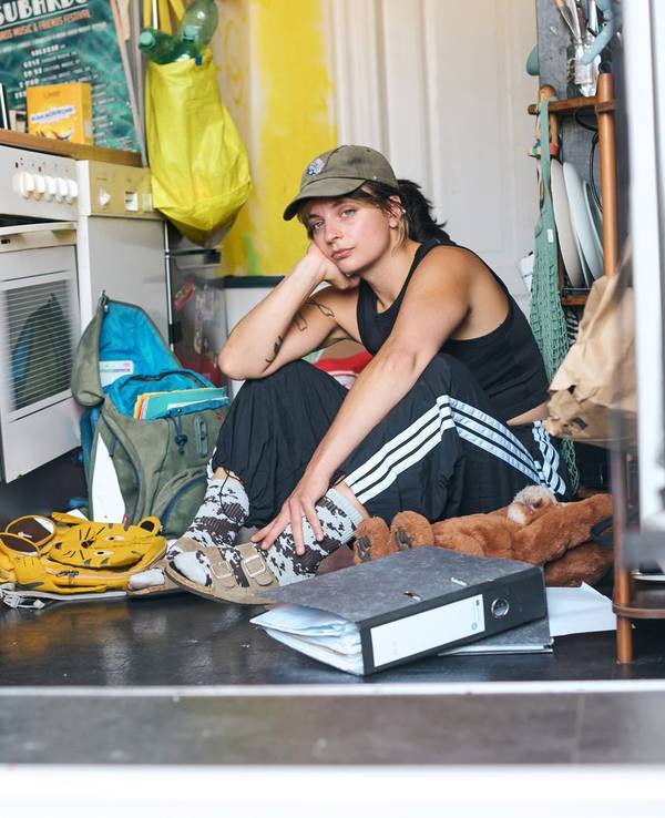 Luisa (31) aus Leipzig muss als alleinerziehende Mutter jeden Monat mit Geldsorgen bestreiten. (Bild: ZDF/ Sarah Storch)