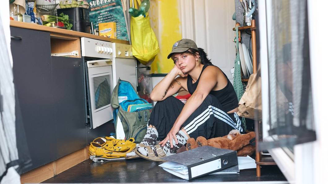 Luisa (31) aus Leipzig muss als alleinerziehende Mutter jeden Monat mit Geldsorgen bestreiten. (Bild: ZDF/ Sarah Storch)