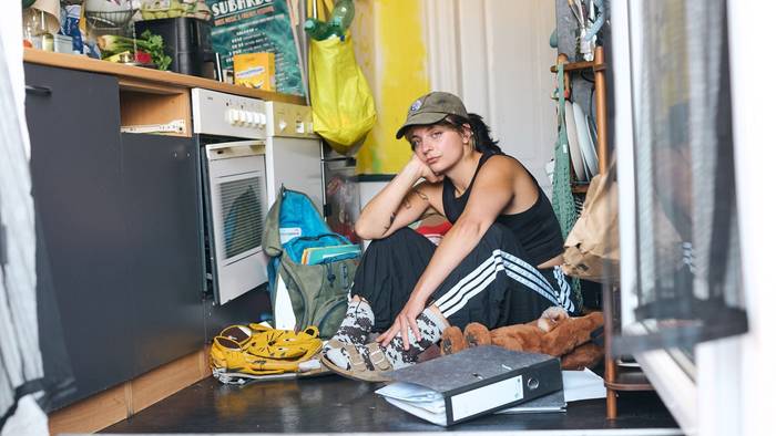 Luisa (31) aus Leipzig muss als alleinerziehende Mutter jeden Monat mit Geldsorgen bestreiten. (Bild: ZDF/ Sarah Storch)