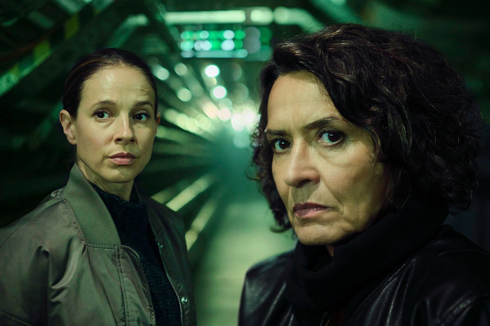 Lena Odenthal (Ulrike Folkerts) und Johanna Stern (Lisa Bitter) ermitteln im „Tatort: Explosive Mischung“ während einer Ludwigshafener Nacht.  (Bild: SWR / Benoît Linder)