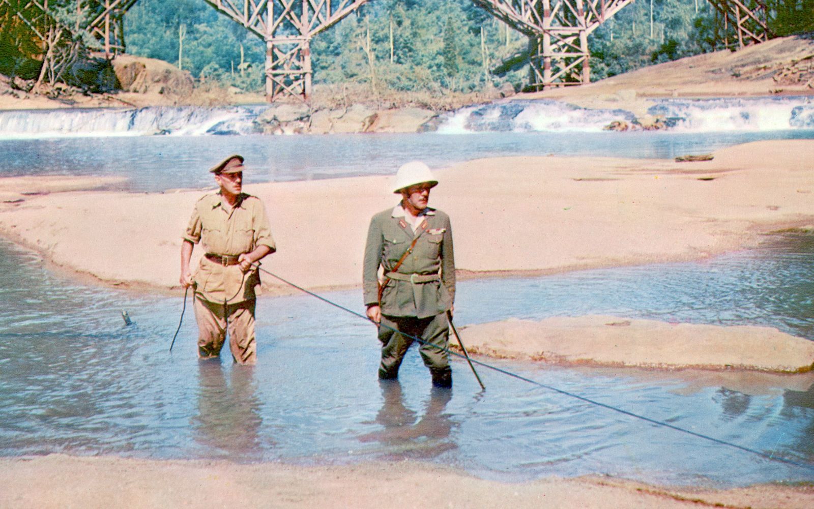 Sinnbild des Krieges: Colonel Nicholson (Sir Alec Guinnes, links) baut eine Brücke für den Feind. (Bild: Sony)