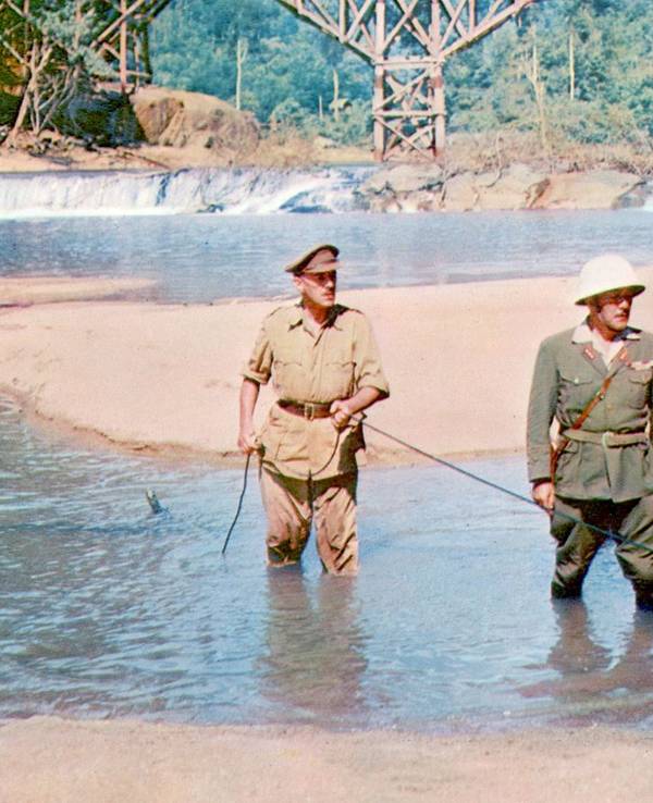Sinnbild des Krieges: Colonel Nicholson (Sir Alec Guinnes, links) baut eine Brücke für den Feind. (Bild: Sony)