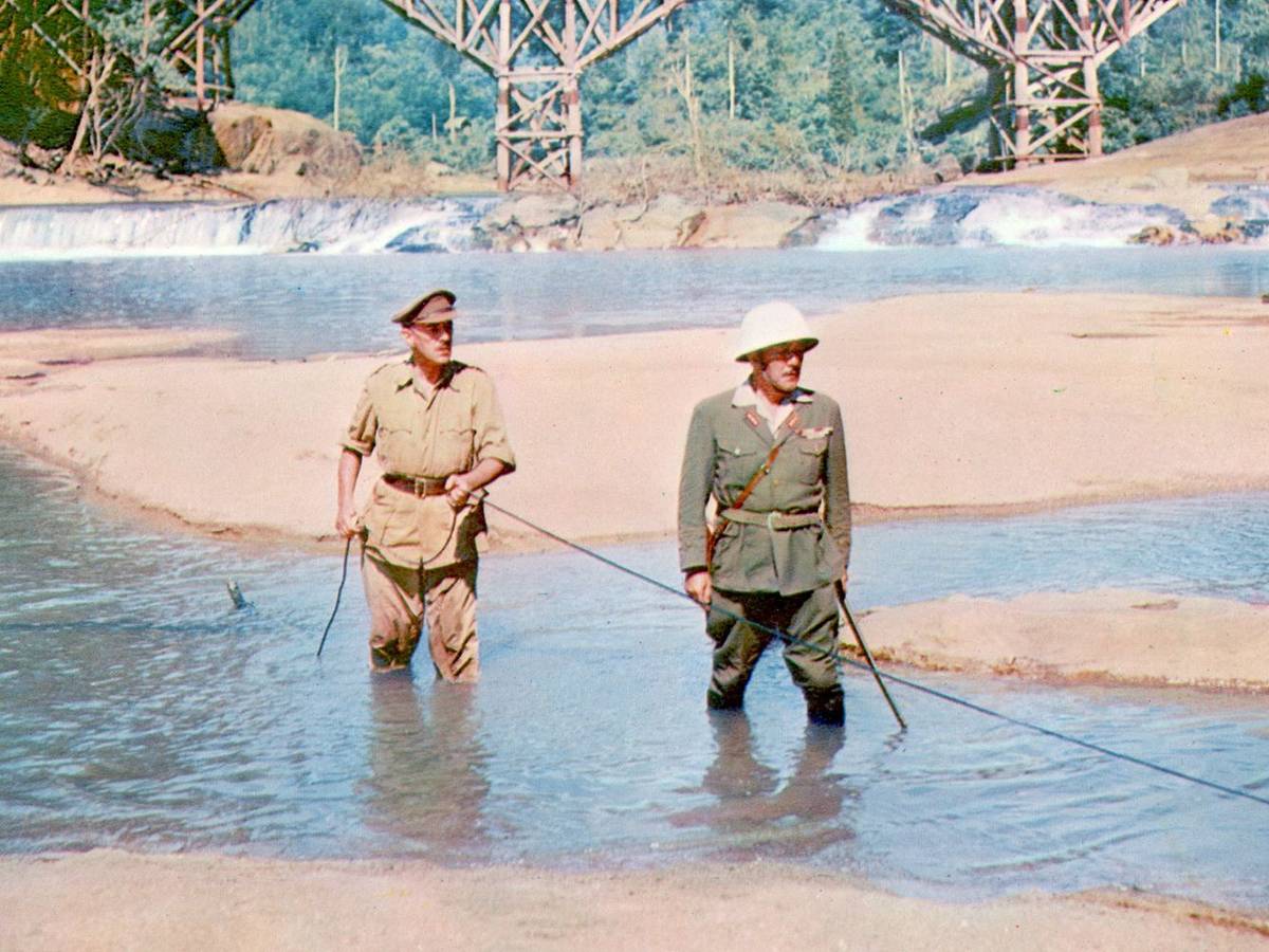 Sinnbild des Krieges: Colonel Nicholson (Sir Alec Guinnes, links) baut eine Brücke für den Feind. (Bild: Sony)