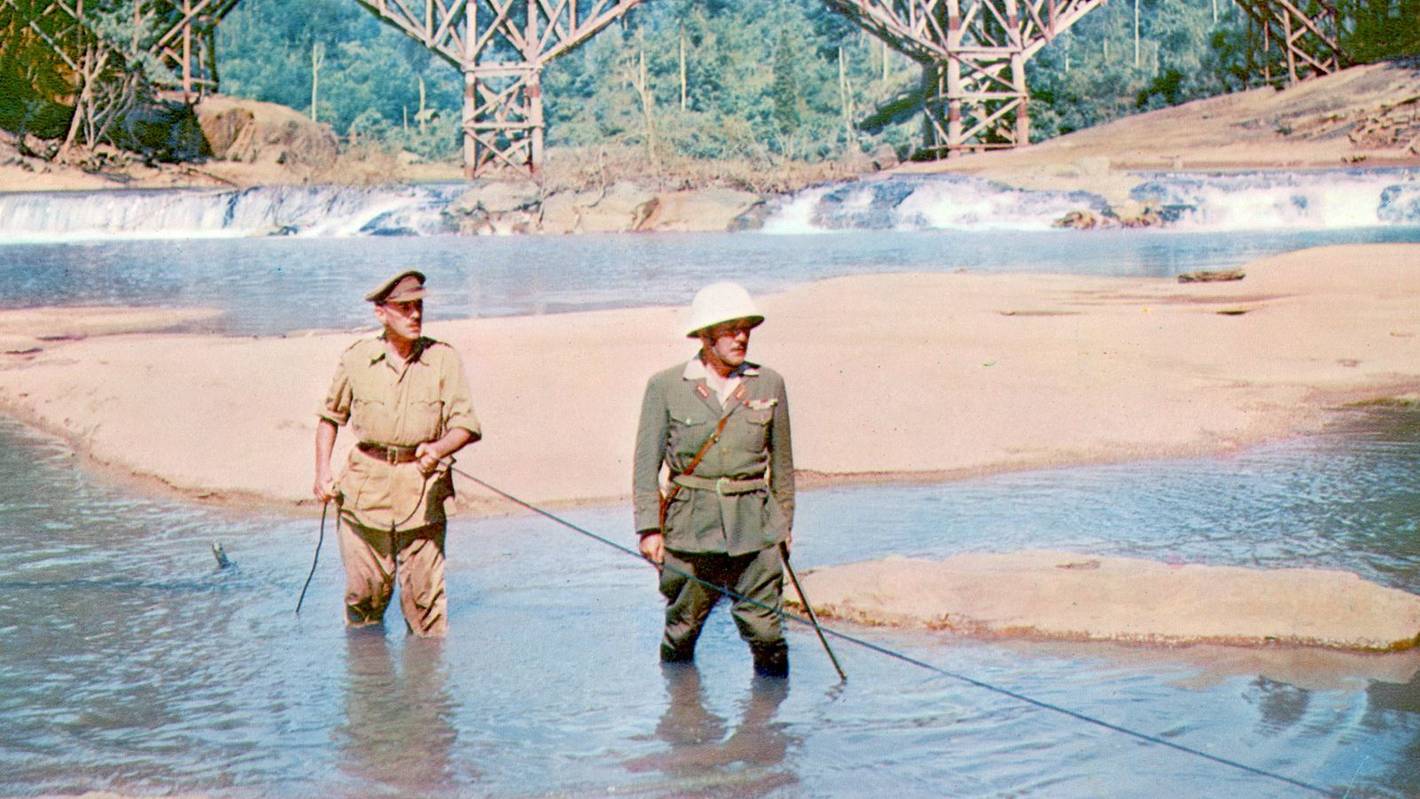 Sinnbild des Krieges: Colonel Nicholson (Sir Alec Guinnes, links) baut eine Brücke für den Feind. (Bild: Sony)