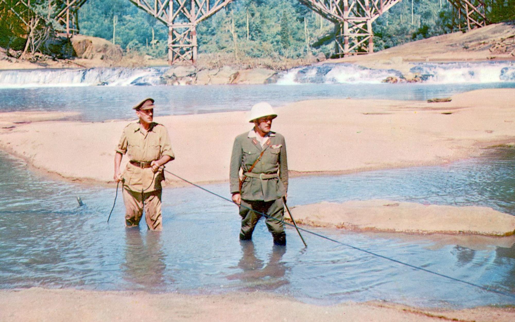 Sinnbild des Krieges: Colonel Nicholson (Sir Alec Guinnes, links) baut eine Brücke für den Feind. (Bild: Sony)