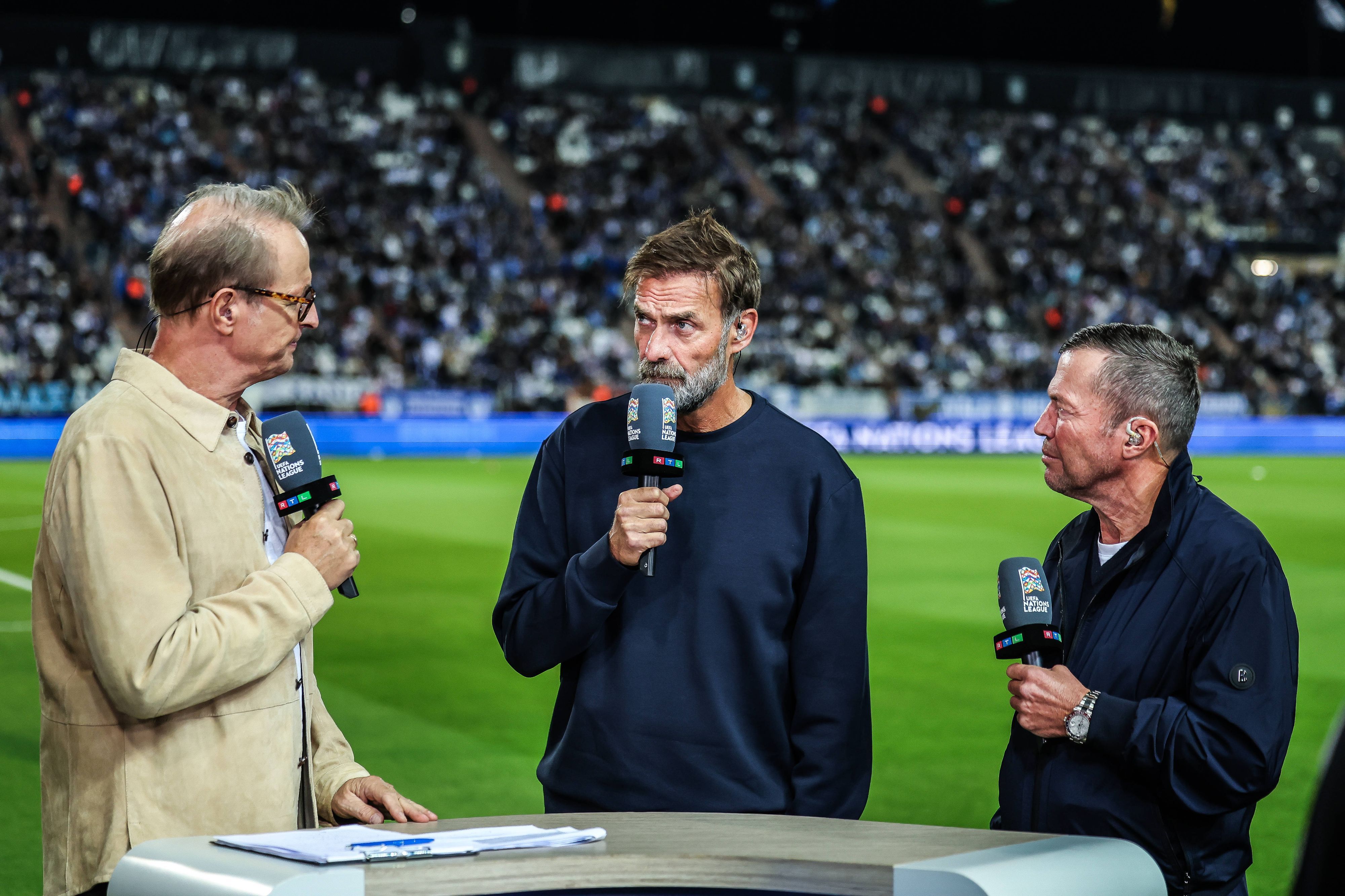 Florian König, Jürgen Klopp und Lothar Matthäus für RTL am Spielfeldrand vor der Kamera.