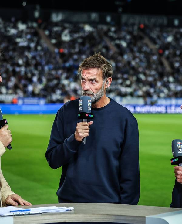 Florian König, Jürgen Klopp und Lothar Matthäus für RTL am Spielfeldrand vor der Kamera.