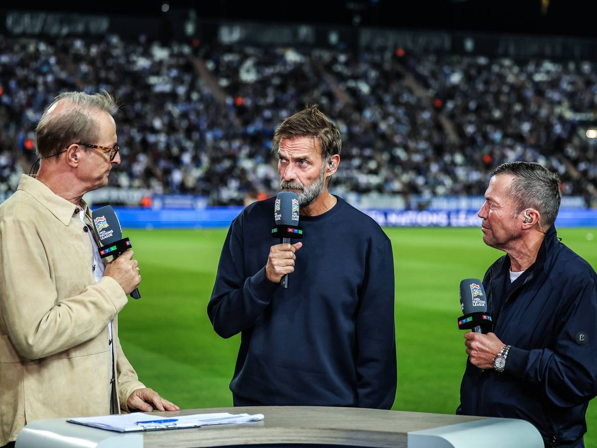 Florian König, Jürgen Klopp und Lothar Matthäus für RTL am Spielfeldrand vor der Kamera.