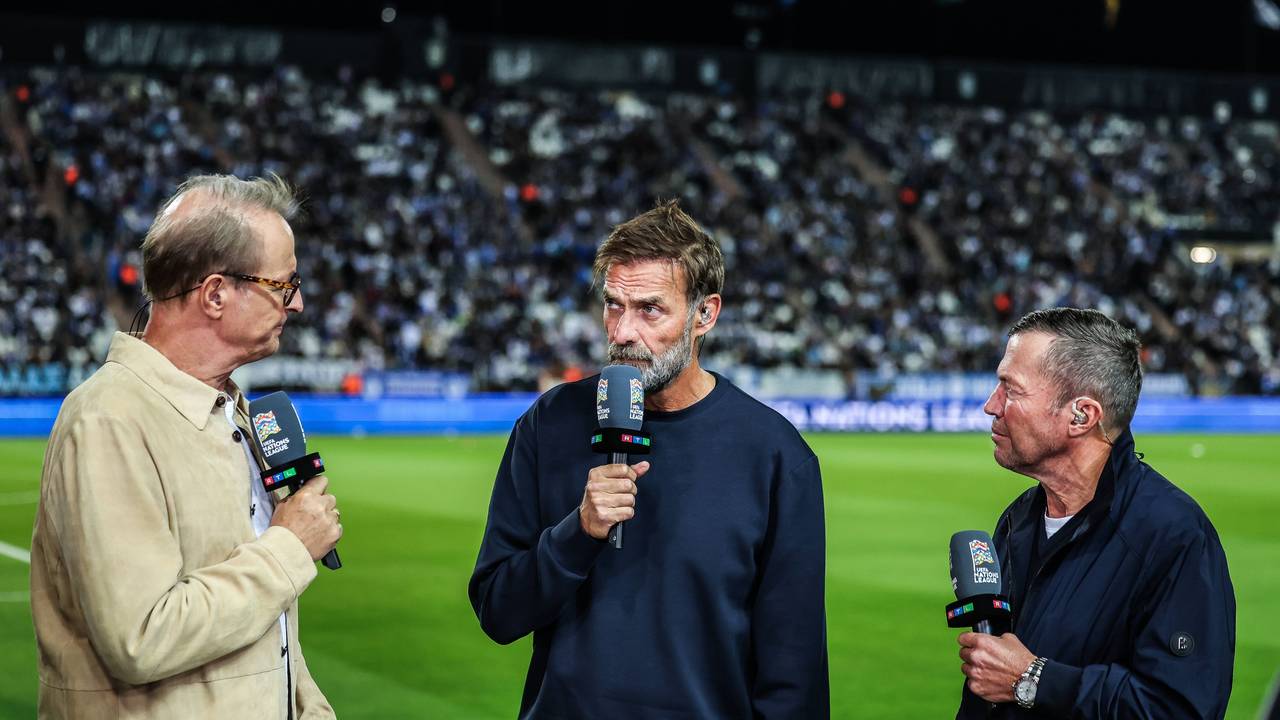 Florian König, Jürgen Klopp und Lothar Matthäus für RTL am Spielfeldrand vor der Kamera.