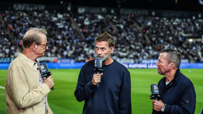 Florian König, Jürgen Klopp und Lothar Matthäus für RTL am Spielfeldrand vor der Kamera.