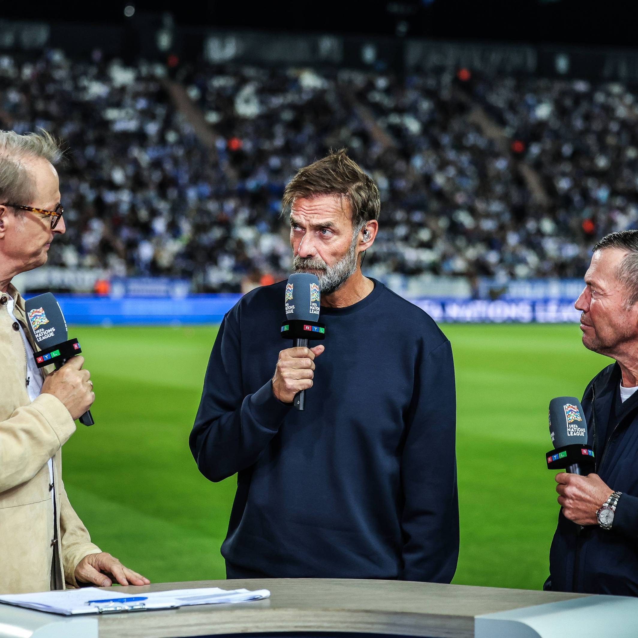 Florian König, Jürgen Klopp und Lothar Matthäus für RTL am Spielfeldrand vor der Kamera.