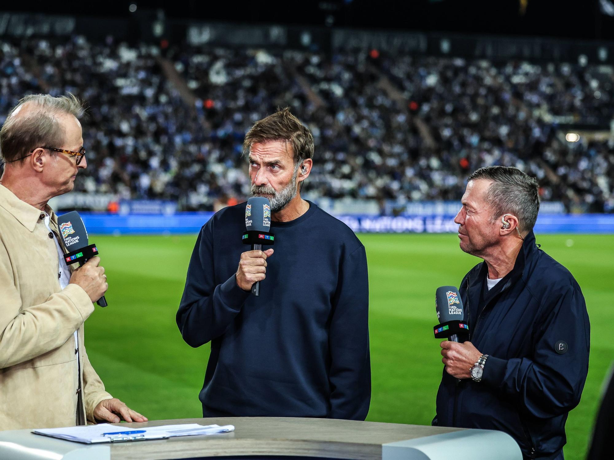 Florian König, Jürgen Klopp und Lothar Matthäus für RTL am Spielfeldrand vor der Kamera.