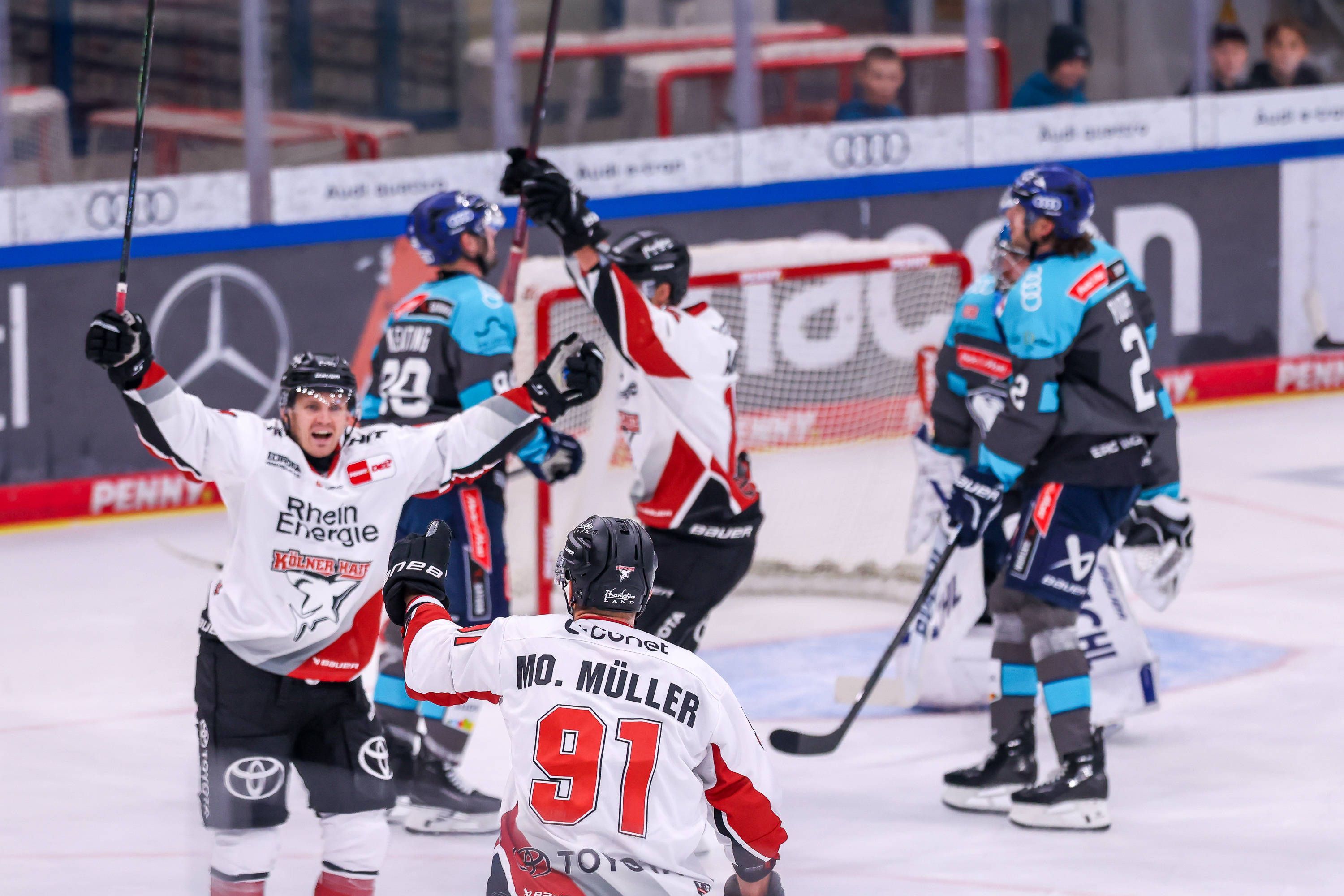 Markus Ljungh reißt die Arme hoch und freut sich mit Moritz Müller.
