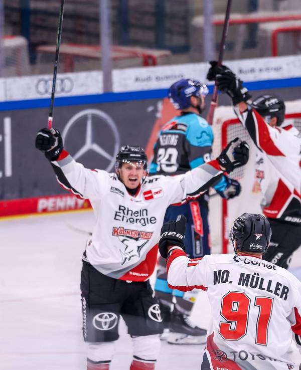 Markus Ljungh reißt die Arme hoch und freut sich mit Moritz Müller.