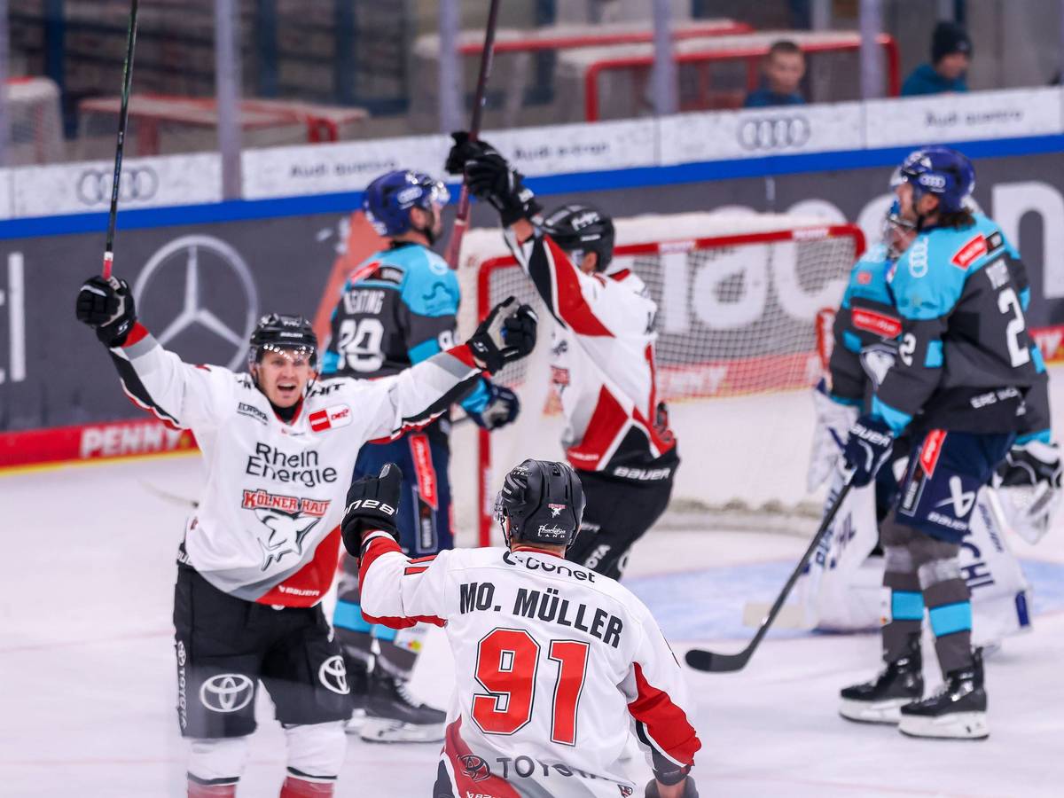 Markus Ljungh reißt die Arme hoch und freut sich mit Moritz Müller.