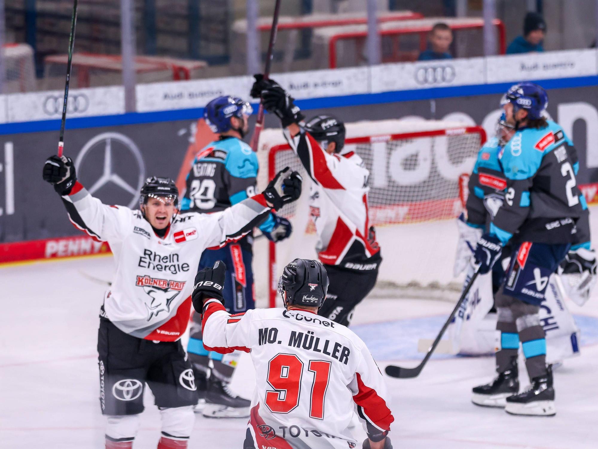 Markus Ljungh reißt die Arme hoch und freut sich mit Moritz Müller.
