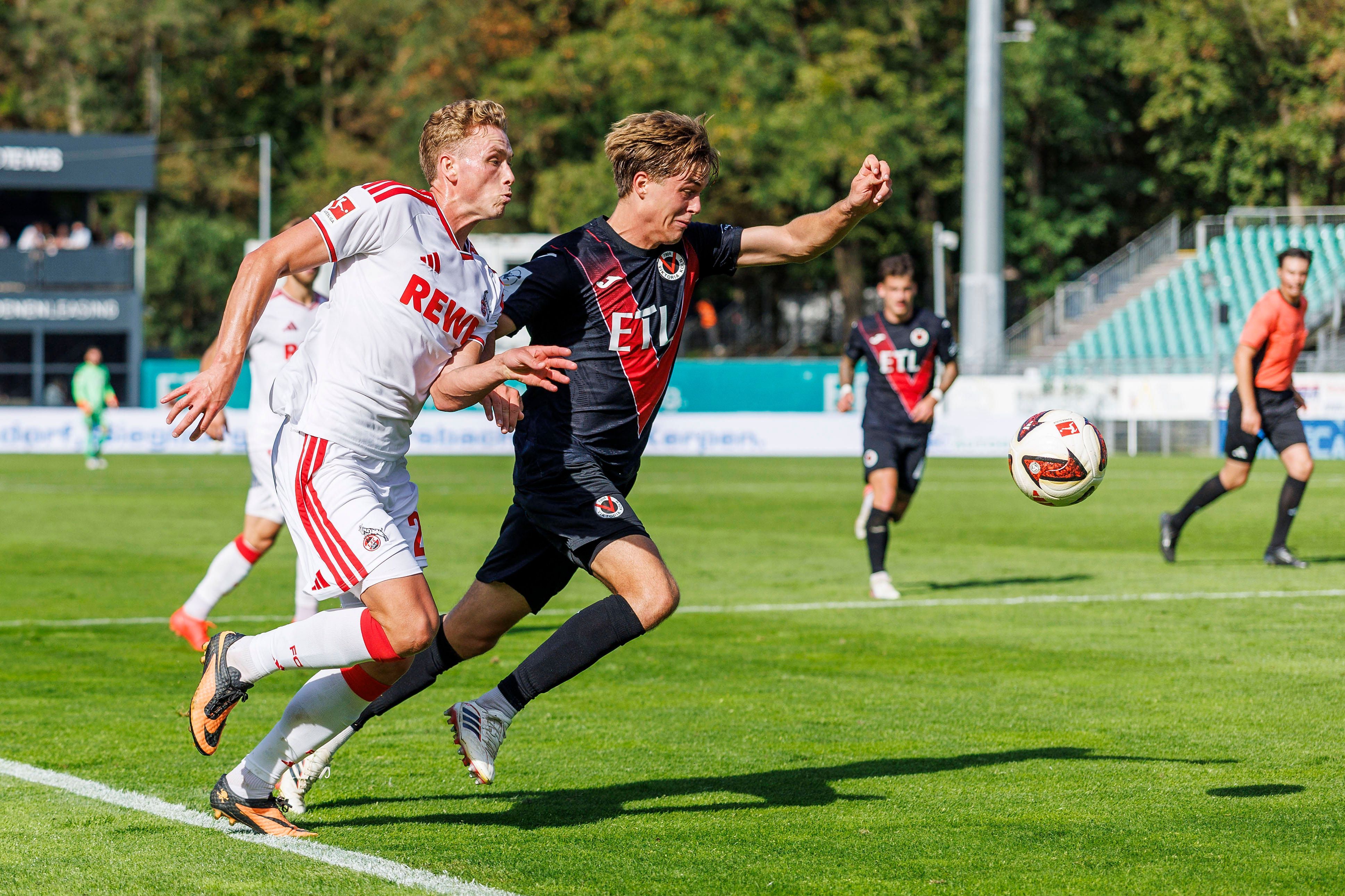 Sebastian Sebulonsen im Zweikampf mit Tim Kloss