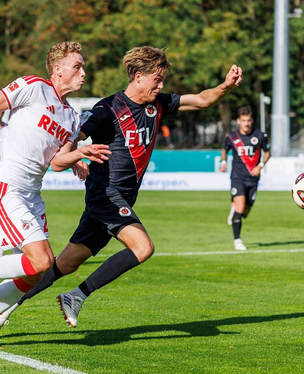 Sebastian Sebulonsen im Zweikampf mit Tim Kloss