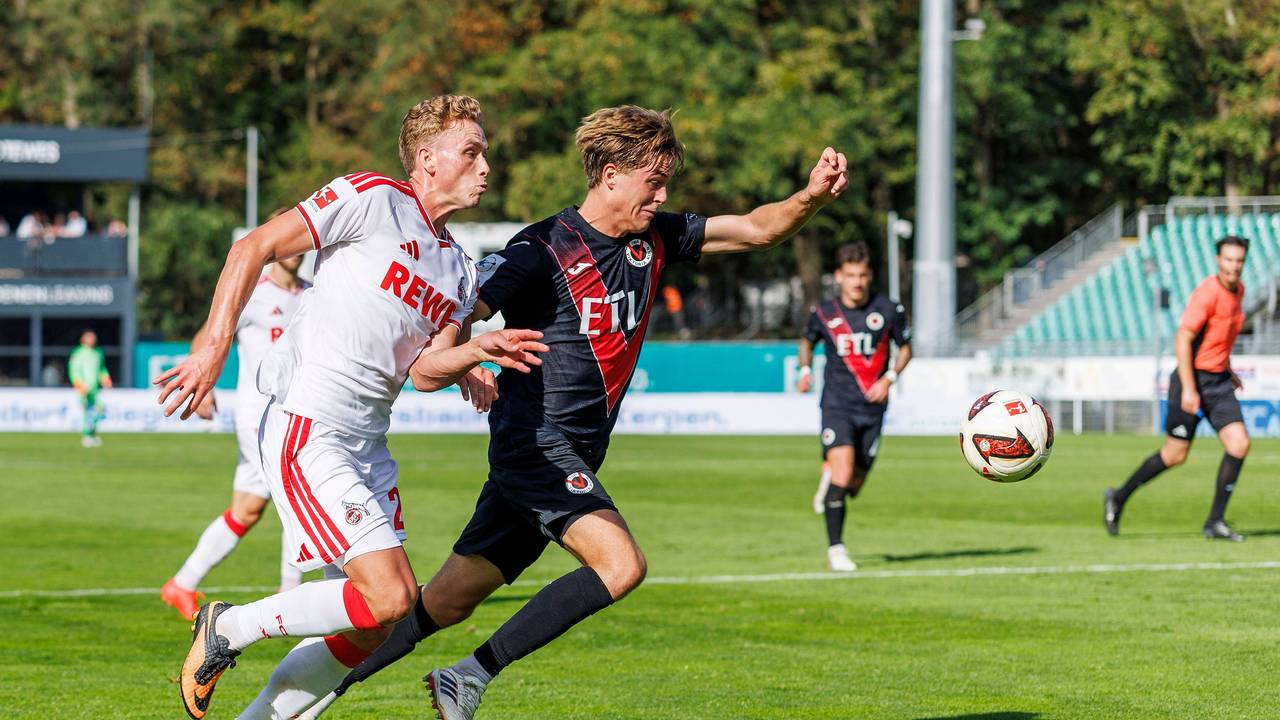Sebastian Sebulonsen im Zweikampf mit Tim Kloss
