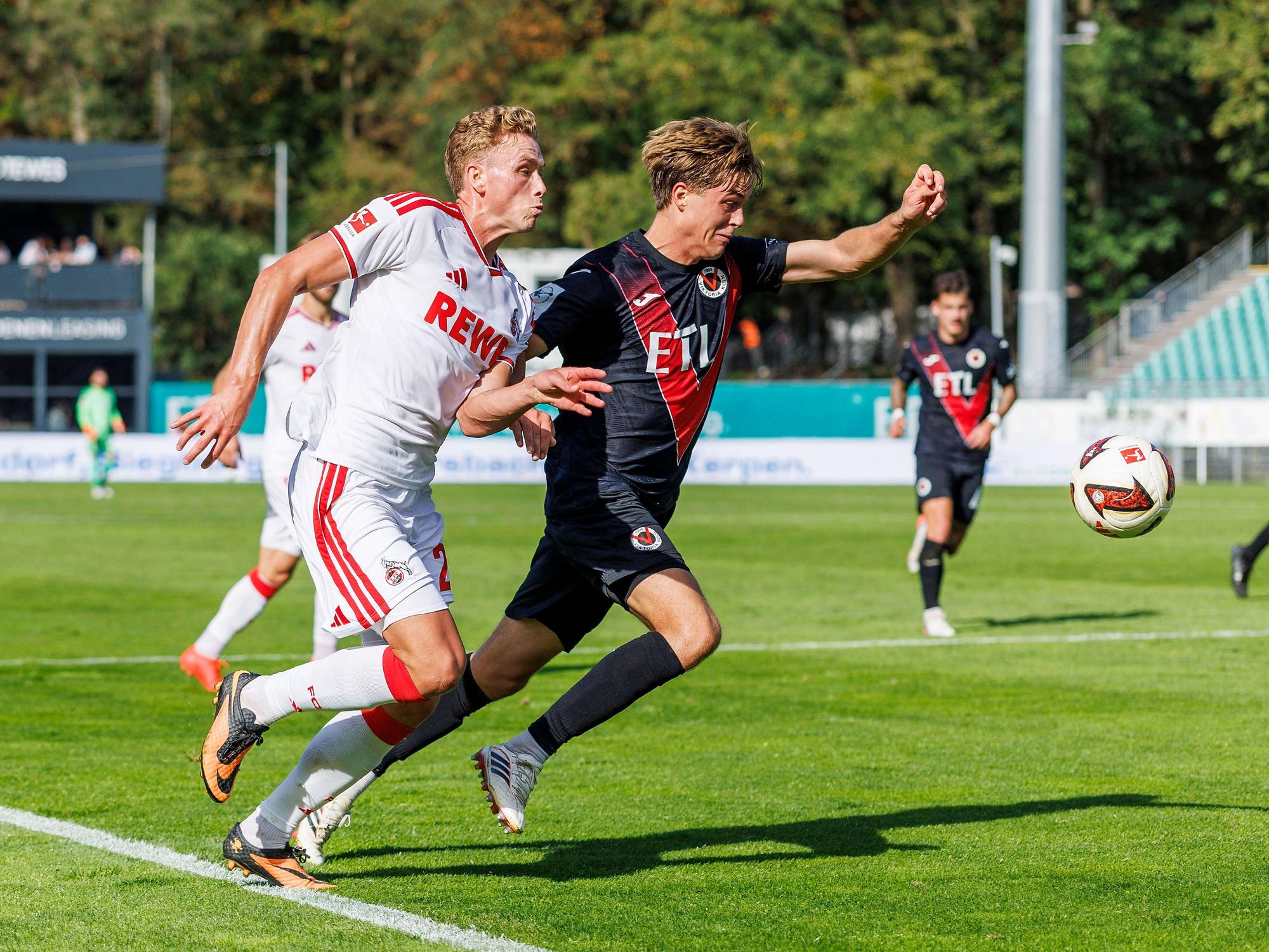 Sebastian Sebulonsen im Zweikampf mit Tim Kloss