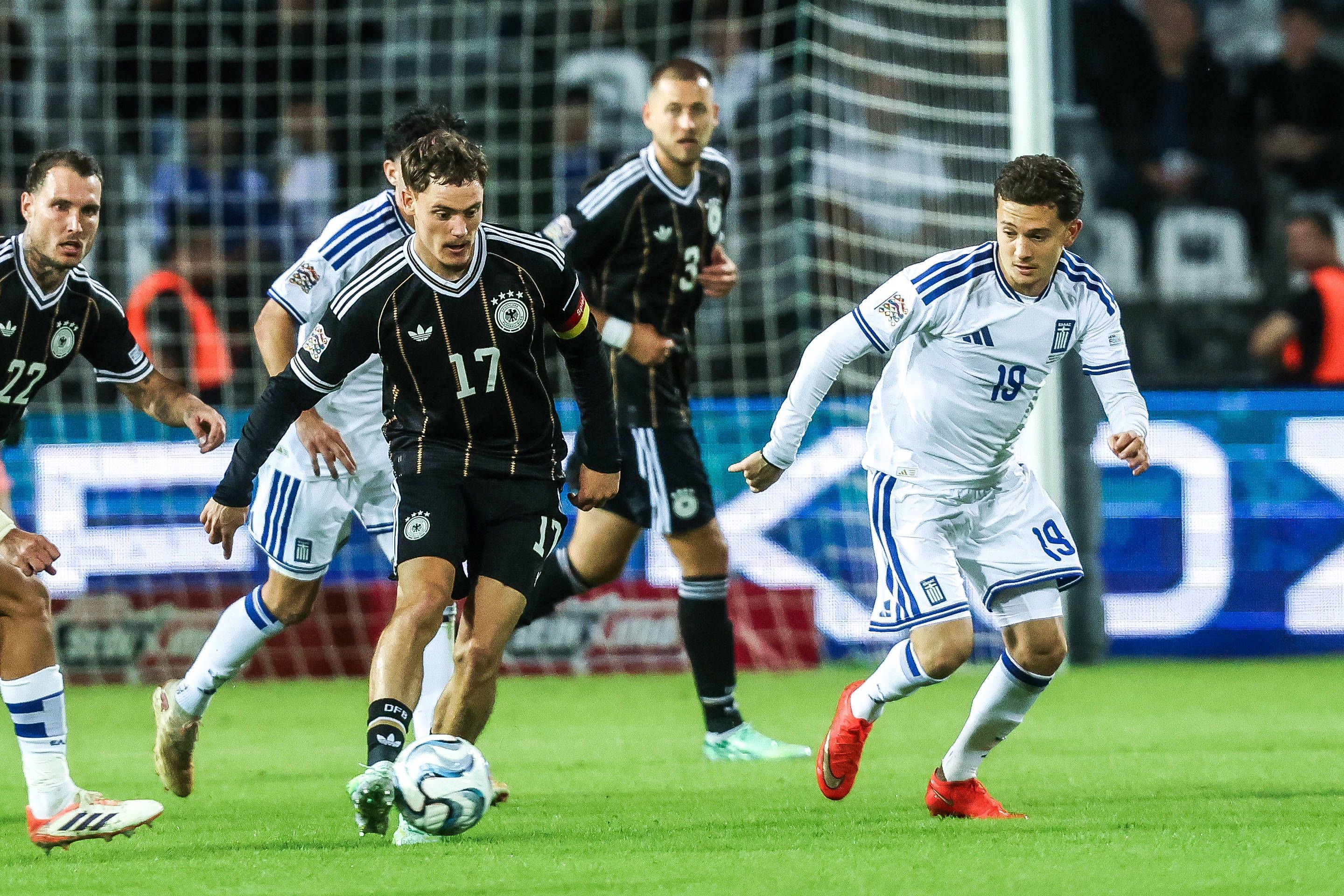 Florian Wirtz führt den Ball, Konstantinos Karetsas läuft neben ihm.