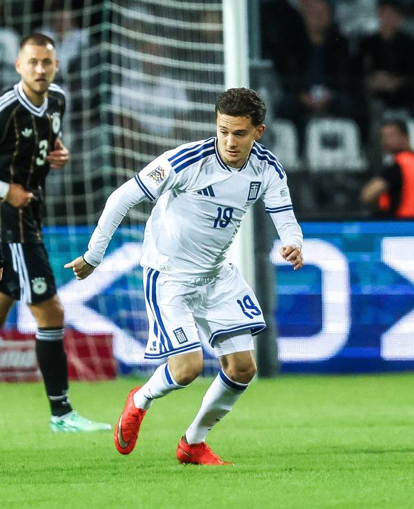 Florian Wirtz führt den Ball, Konstantinos Karetsas läuft neben ihm.
